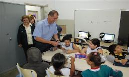 Prefeito entrega kits da Oficina de Educação para o Trânsito a alunos da Ettore Marangoni
