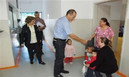 Em visita ao distrito de Eneida, prefeito confere serviços de saúde na ESF e educação