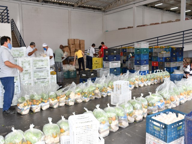 Seduc entrega mais de 1.500 kits de alimentos para famílias de alunos da rede municipal