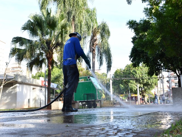 Prefeitura higieniza Calçadão da Maffei, Praça 9 de Julho e outros espaços públicos 