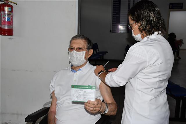 Governo de SP antecipa vacinação de funcionários da educação e pessoas com 67 anos