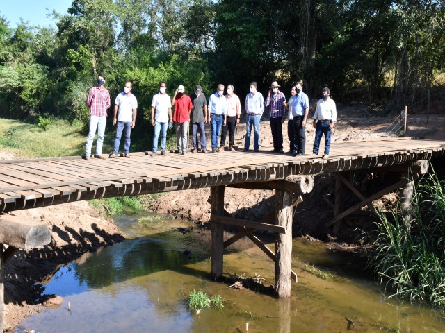 Ed Thomas e Izaque Silva entregam melhorias em ponte do Córrego da Onça
