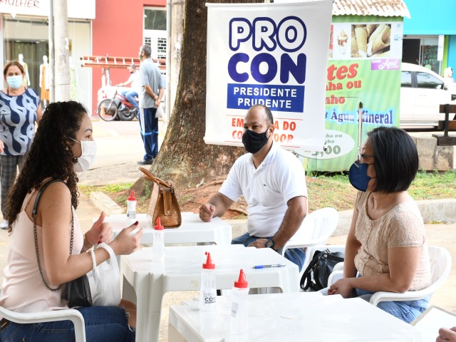Procon de Prudente realiza ação na Praça 9 de Julho em referência ao Dia do Cliente 