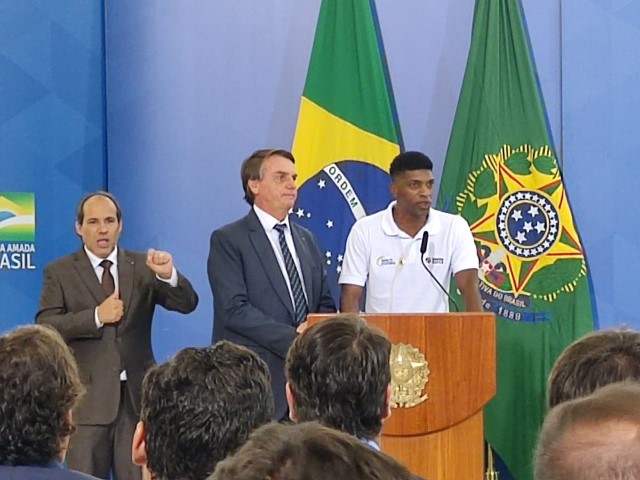 André Domingos, acompanhado do presidente Jair Bolsonaro, discursa no lançamento do PND