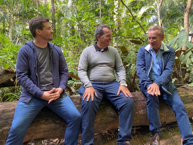 ED Thomas visita o horto florestal para conhecer trilha ecológica