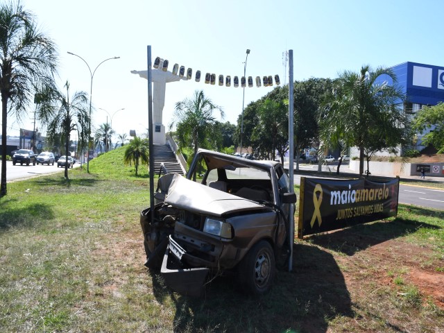 Maio Amarelo instala veículos acidentados em rotatórias para alertar sobre bebida 