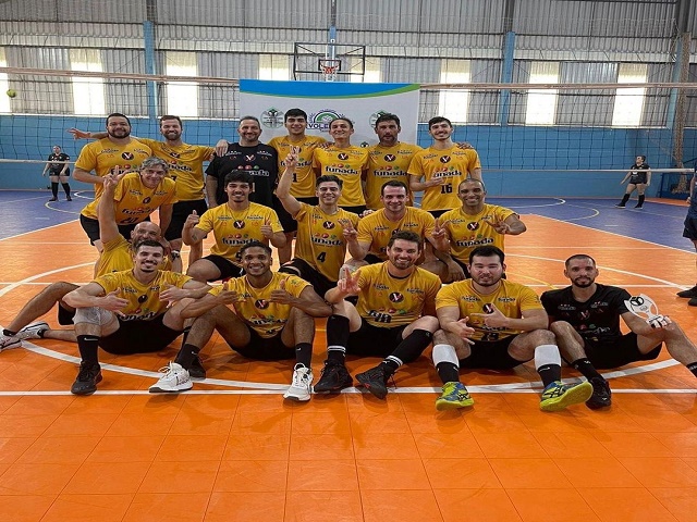 Equipe de voleibol masculino da Semepp conquista dois troféus em Maringá