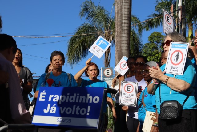 Maio Amarelo: ação conscientiza sobre vagas destinadas a idosos e pessoas com deficiência