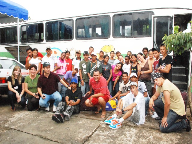 Crianças e adolescentes do projeto Aquarela retornam de viagem à Florianópolis 