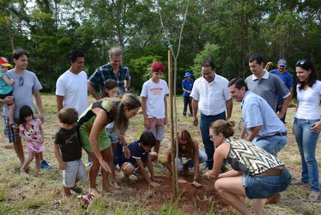 Meio Ambiente atende pedido de moradores e realiza plantio de 33 mudas no Higienópolis