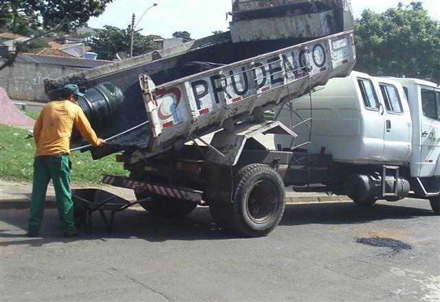 Operação Tapa-Buracos recupera asfalto do Mario Amato e da Avenida Manoel Goulart