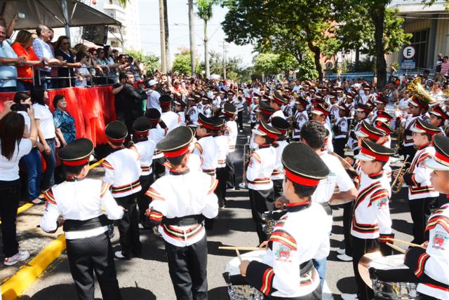 Mais de 10 mil pessoas prestigiam Parada Festiva em comemoração aos 97 anos de Prudente