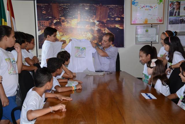 Criação de um blog ocasiona visita de alunos do Bosque ao gabinete do prefeito