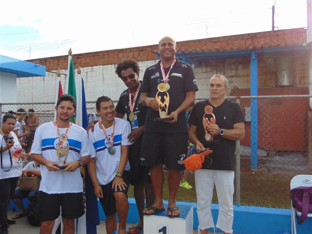 Equipes feminina e masculina de natação conquistam troféus de ouro e prata nos Regionais