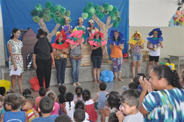 Semana da criança começa com encenação de peça teatral na escola Aziz Felipe