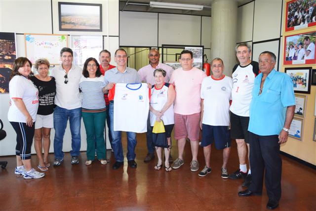 Prefeito recebe camiseta da delegação que irá aos Jogos Regionais dos Idosos em Campinas