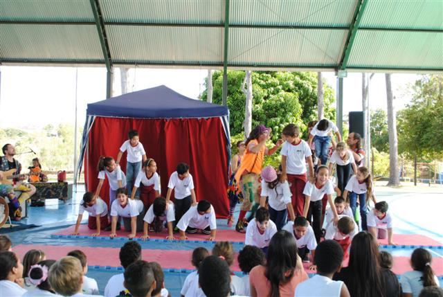 Espetáculo Cabaré Cultural encerra programa Mais Cultura nas Escolas