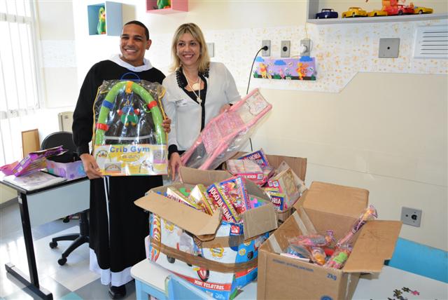 Fundo Social realiza entrega de brinquedos para ala pediátrica do Hospital Regional