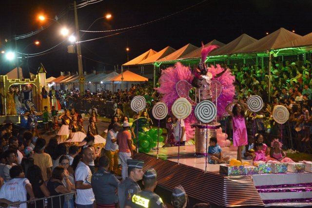 Com público surpreendente, escolas de samba fazem desfile histórico no Balneário