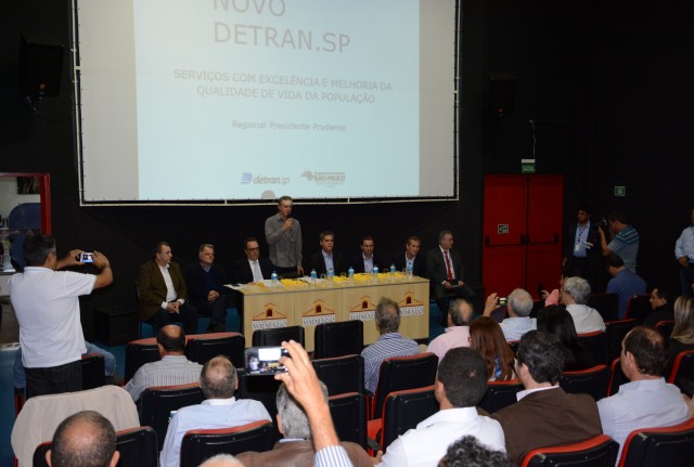 Prefeito participa de reunião que apresenta convênios e serviços oferecidos pelo Detran-SP