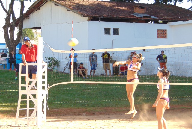 Duplas de vôlei de praia de  Prudente  estreiam com vitórias nos jogos em Osvaldo Cruz