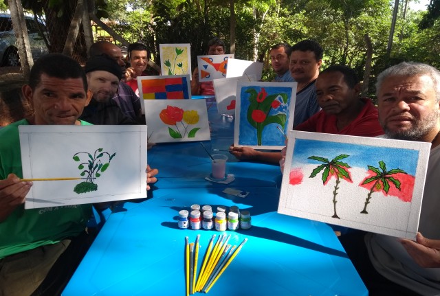 Moradores do Serviço de Acolhimento do município recebem aula de pintura 