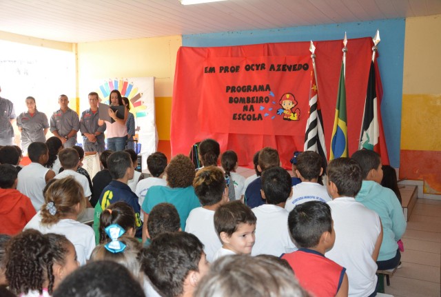 Programa Bombeiro na Escola entrega certificados para 55 alunos da Ocyr Azevedo 