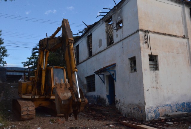 Prefeitura dá início à demolição de prédio da Cati, no centro da cidade