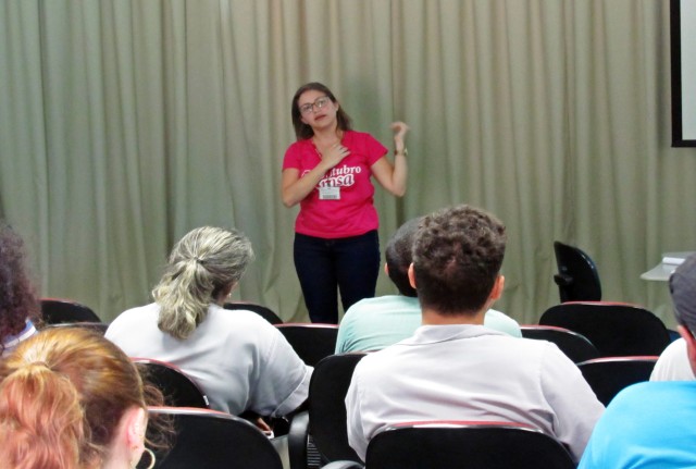 Cidade da Criança promove palestra alusiva ao Outubro Rosa para colaboradores