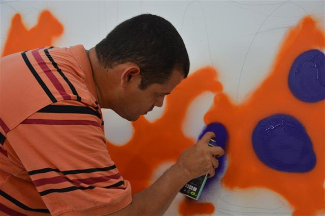 Alunos do Cidadescola têm vivência de grafite com artista deficiente visual