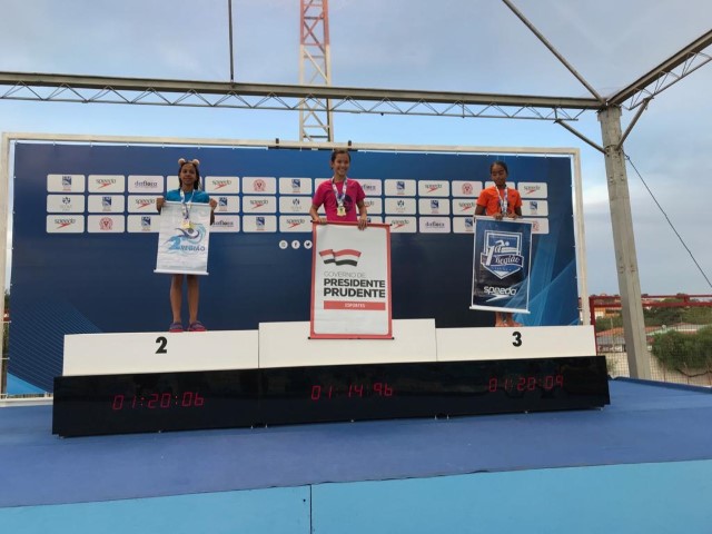 Nadadora Camila Kanegaki conquista quatro medalhas no Troféu Kim Mollo 