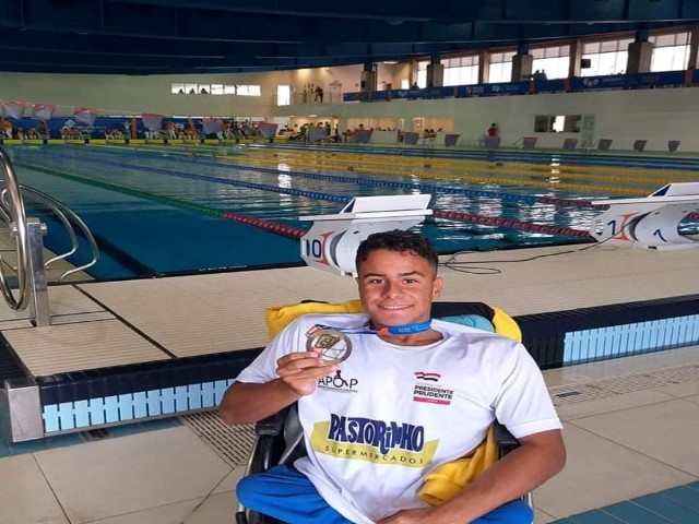 Nadador Lucas Rodrigues é campeão nacional da paranatação