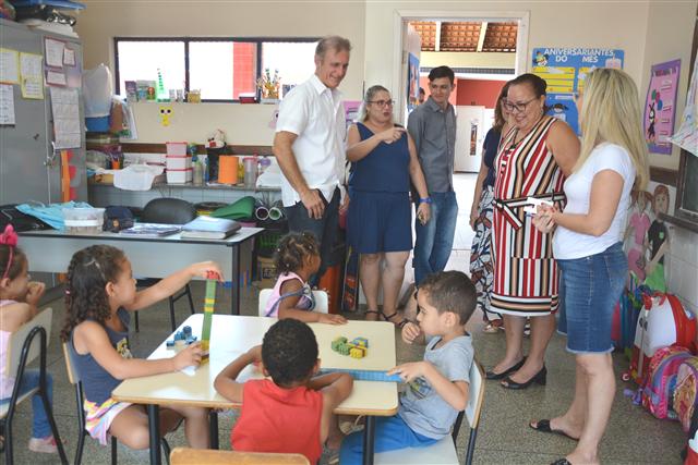 Prefeito confere atendimento das crianças da Escola Municipal Eunice de Oliveira