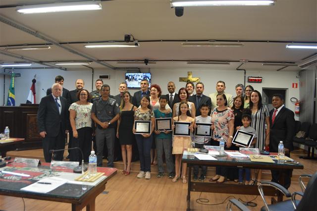 Vencedores do concurso do Projeto ‘Educação Cívica na Escola’ recebem cartões de prata