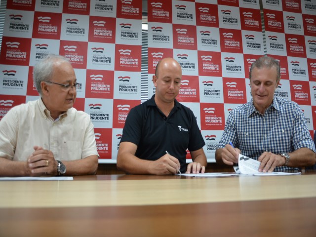 10 empresários assinam contratos para explorar lotes do Distrito “Achiles Ligabô” 