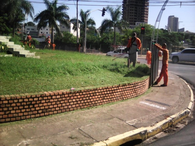 Frentes de limpeza atuam na conservação de canteiros, rotatórias e outros setores 