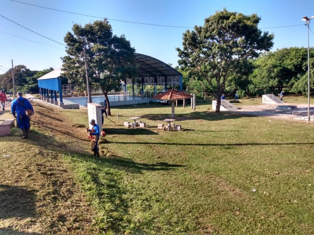 Frentes de limpeza concluem roçagem em extensão da ciclovia e Praça do Ana Jacinta 