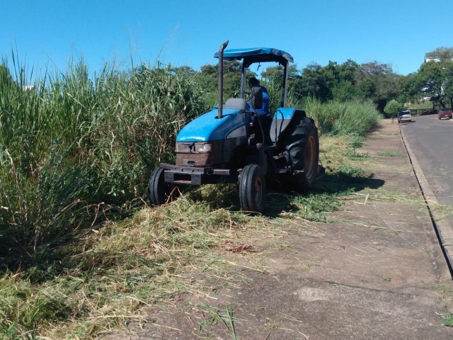 Prefeitura utiliza tratores para roçagem em diferentes setores da cidade nesta semana 