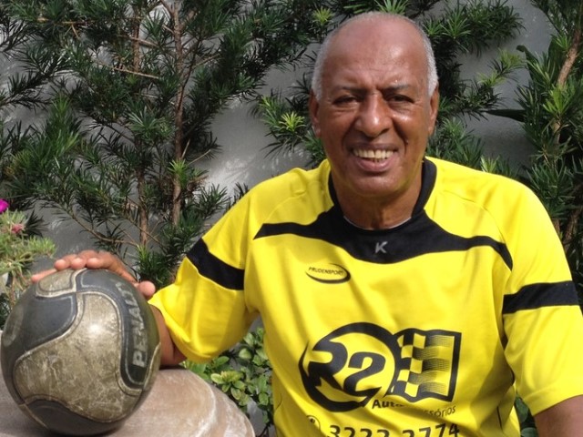 Professor de futebol trabalha há 32 anos em escolinha da Secretaria Municipal de Esportes