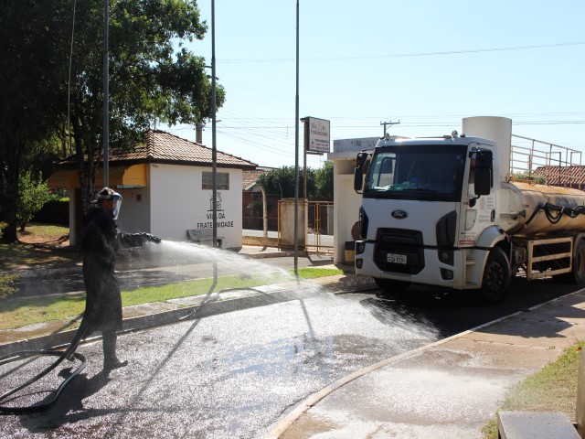 Prefeitura higieniza Vilas da Fraternidade e da Dignidade para prevenir Covid entre idosos