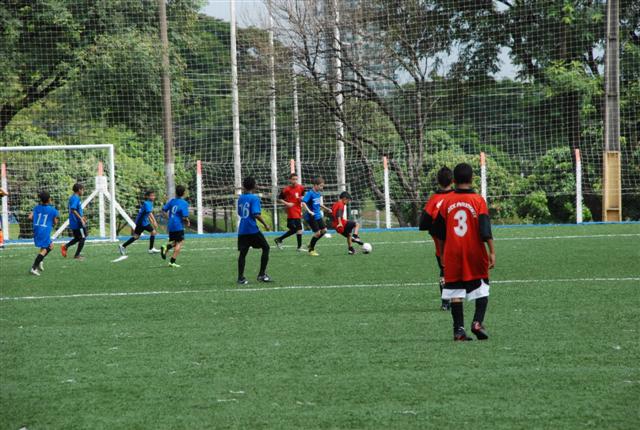 Jogo de futebol com meninos entre 10 e 12 anos estimula prática do esporte e integração