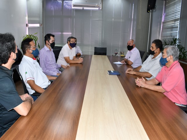 Prefeitura recebe membros da diretoria da ACAE para renovação de convênio