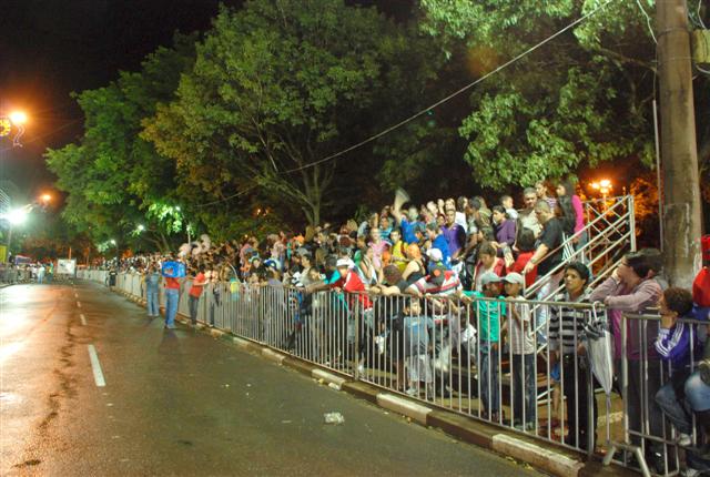 População prestigia desfile de rua e enaltece organização do carnaval de Prudente 