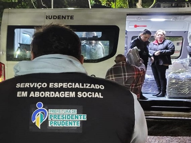 SAS entrega 80 cobertores e faz acolhimento de pessoas em situação de 