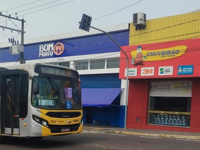 Semob inicia instalação de novo semáforo na Avenida Brasil, próximo ao Bom Prato