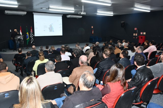 Prefeitura promove reunião com empresários do setor imobiliário sobre leilão de terrenos