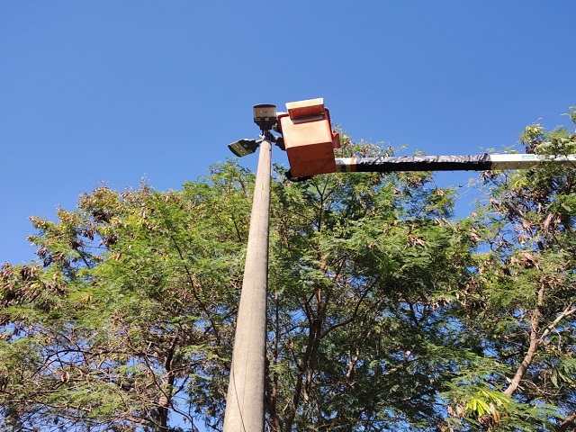 Manutenção no Parque do Povo inclui troca de iluminação e reparos em calçadas