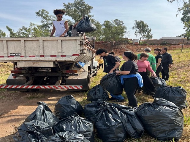 Prefeitura e voluntários retiram 450 quilos de lixo e realizam plantio de 100 mudas