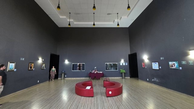 Hall do Teatro Paulo Roberto Lisboa é aberto para visitação de exposições artísticas 