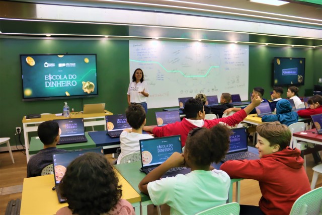 Escola do Dinheiro recebe mais de 600 alunos da rede municipal; sábado aberto ao público